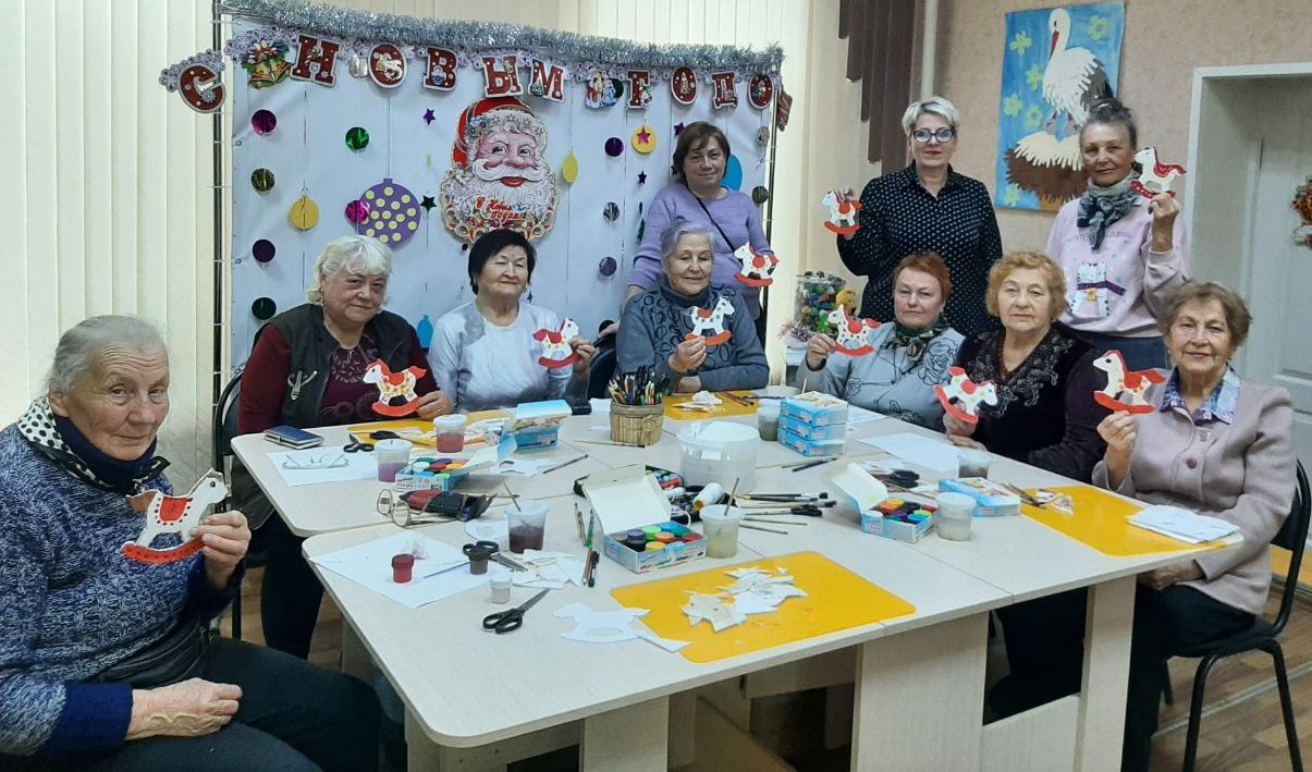 Саратовские бабушки смастерили символ нового года из пенопласта